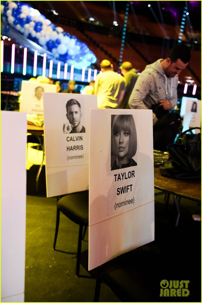 Taylor Swift en Calvin Harris zullen naast elkaar zitten tijdens de iHeartRadio Awards 2016