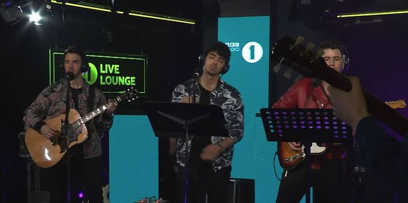 Jonas Brothers covert 'Someone You Loved' van Lewis Capaldi in BBC Live Lounge