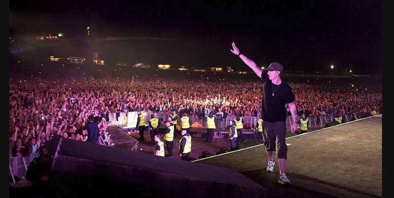Eminem noemt Machine Gun Kelly 'Cocksucker' tijdens liveconcert in Australië