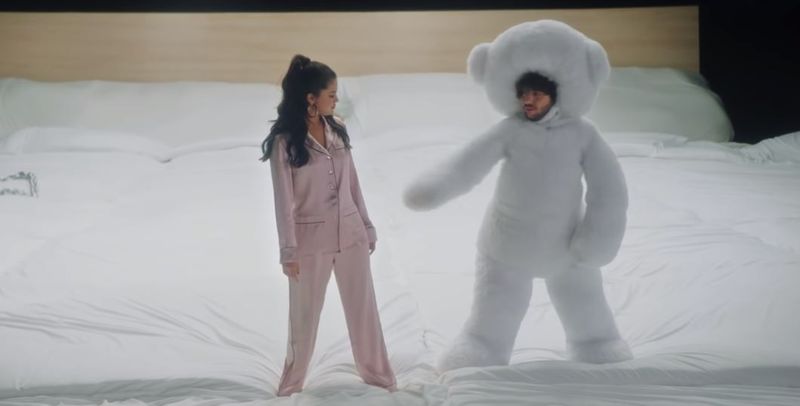 benny blanco, Selena Gomez, Tainy en J Balvin's nieuwe video: 'I Can't Get Enough' van dit 10x queensize bed