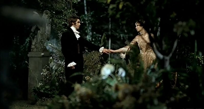 Romeo en Julia ontmoeten elkaar in de tuin in een videoclip voor gratis