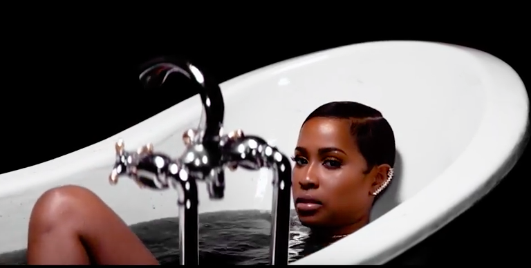 Stap in een badkuip met DeJ Loaf in 'Wie ben ik?' Videoclip