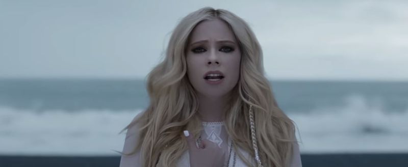 Avril Lavigne wijdt nieuw nummer 'Head Above Water' aan patiënten met de ziekte van Lyme (Lyrics Review)