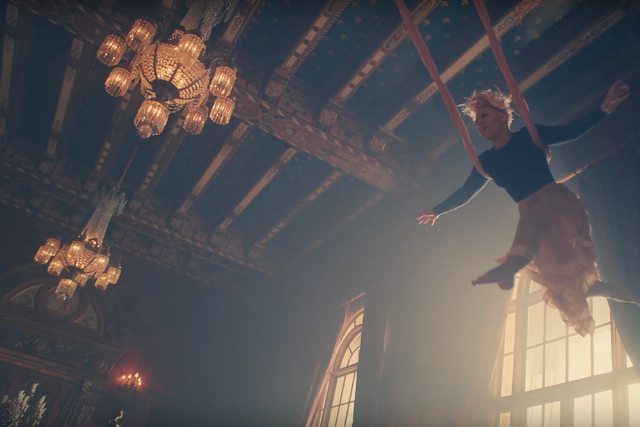 Pink brengt videoclip uit voor 'Just Like Fire' uit 'Alice Through the Looking Glass'