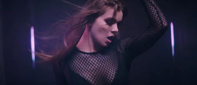 Hailee Steinfeld hongerende muziekvideo Grey Zedd