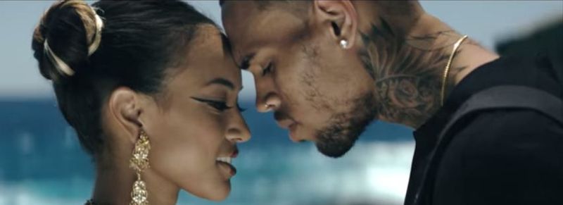 Chris Brown is een samoerai in nieuwe muziekvideo 'Autumn Leaves'