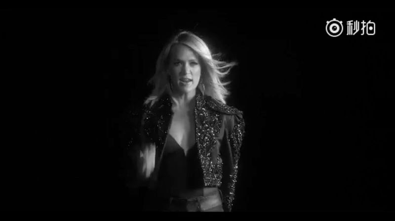 Carrie Underwood brengt videoclip voor 'Dirty Laundry' in première