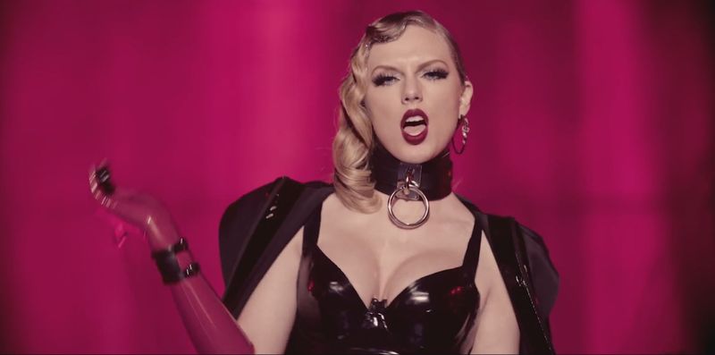 Taylor Swift draagt ​​latex en houdt een zweep vast in LWYMMD-video