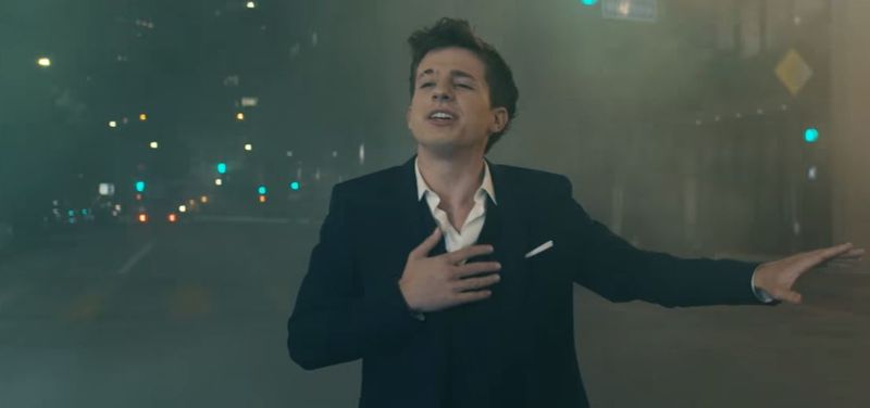 Charlie Puth Premiers Dance-tastische 'How Long' muziekvideo (recensie)