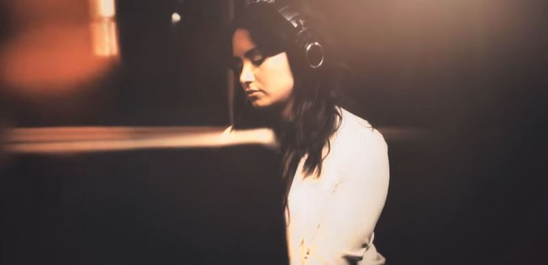 Demi Lovato ontbloot haar ziel in nieuwe single 'Sober' (Lyrics Review en songbetekenis)