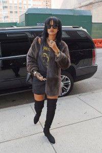 Rihanna arriveert bij een opnamestudio in Chelsea