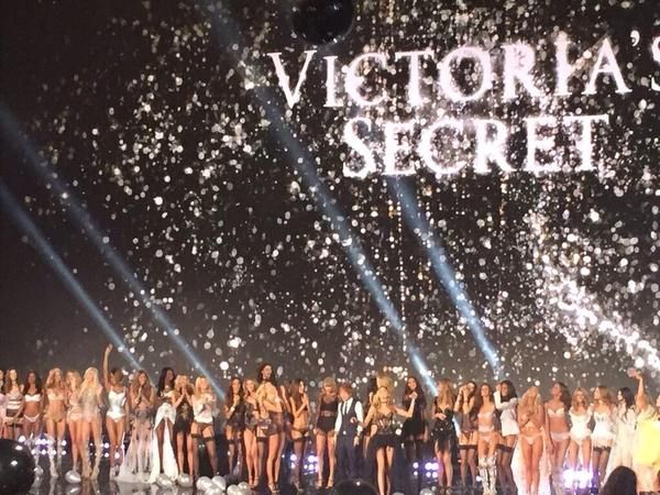 Taylor Swift voert 'Style' en 'Blank Space' uit tijdens Victoria's Secret Fashion Show