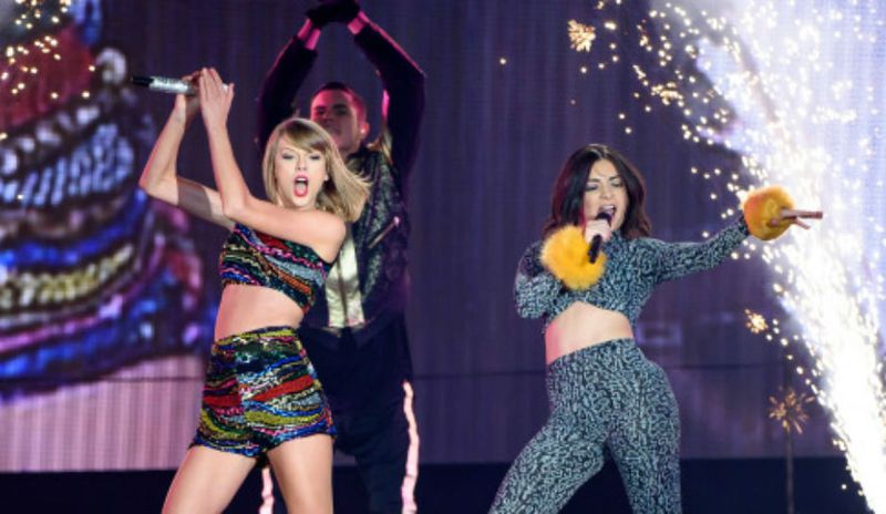 Taylor Swift en Charli XCX voeren 'Boom Clap' uit in Toronto