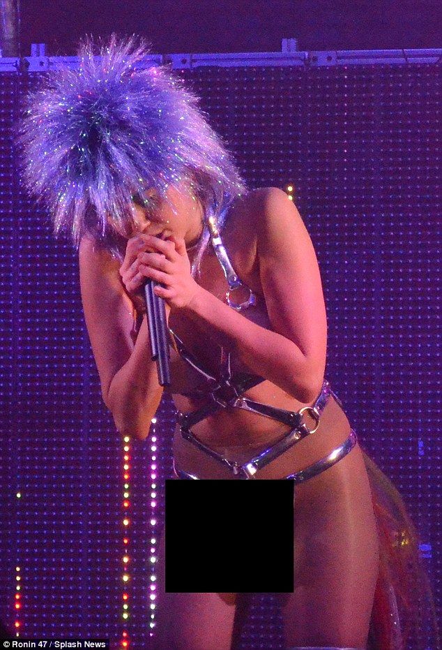 Miley Cyrus draagt ​​prothetische dildo op Milky Milky Milk Tour in Chicago.