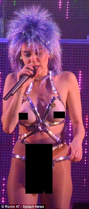 Miley Cyrus draagt ​​nepborsten tijdens live concert Milky Milky Milk Tour