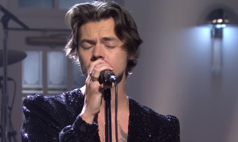 Harry Styles voert 'Lights Up' en 'Watermelon Sugar' Live uit op SNL